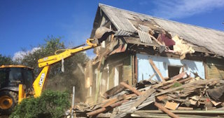 Промышленный демонтаж пристроек к дому в Сургуте | Цены от 562 руб. за м2