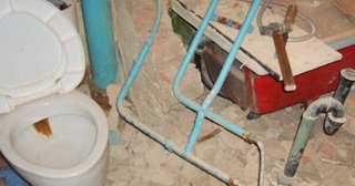 Профессиональный демонтаж перегородки ванной и туалета в Сургуте - от 562 рублей